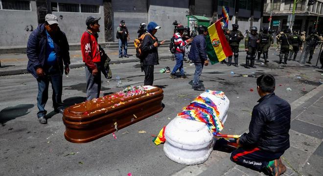 Polícia boliviana reprime passeata com caixões de mortos em operação em Senkata