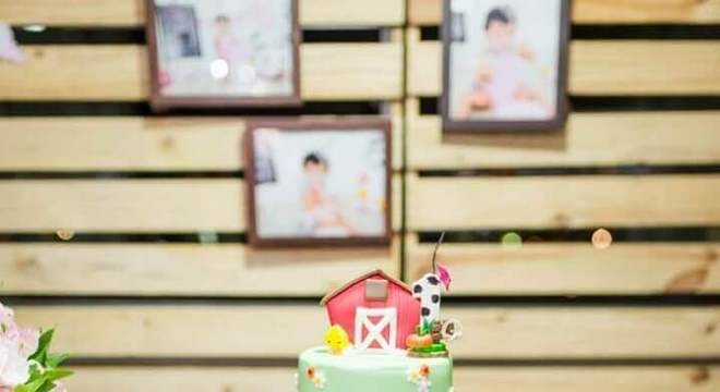 bolo 3 andares decorado com pasta americana para festa da fazendinha