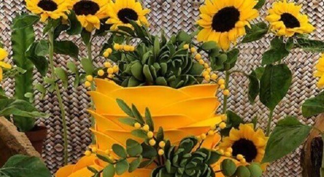 Bolo amarelo com acabamento engenhoso para festa temática girassol