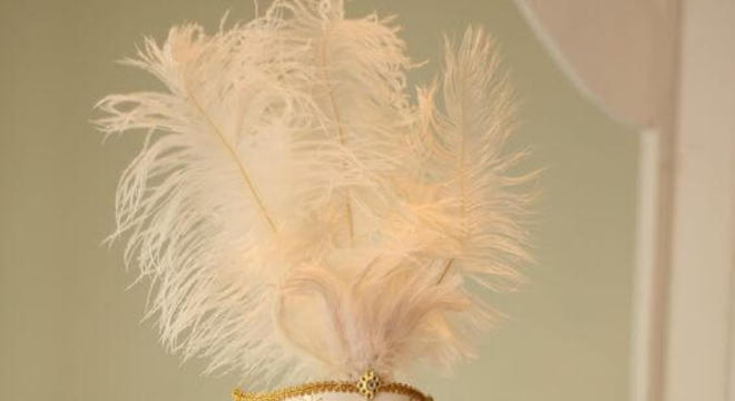 Bolo baile de máscaras branco e dourado