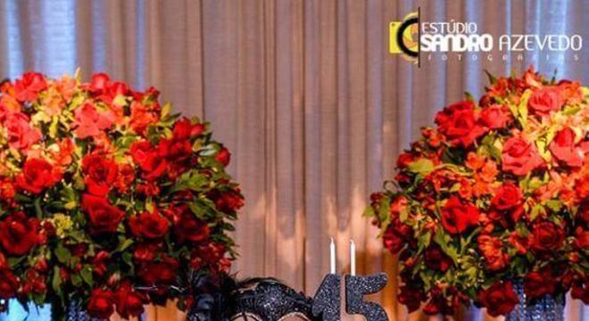 Bolo baile de máscaras preto e vermelho