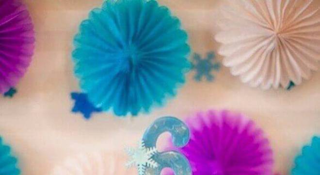 bolo da frozen de chantilly e detalhes em flocos de neve