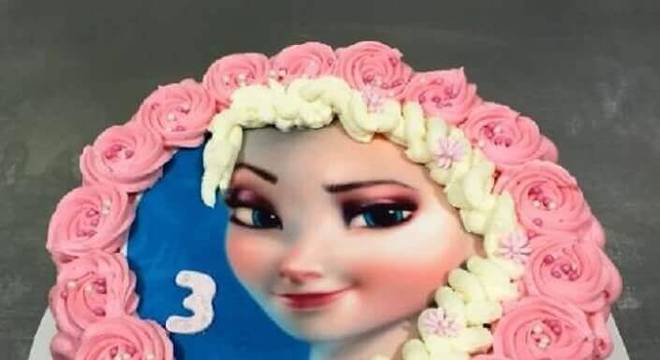 bolo da frozen de chantilly rosa com rosto da Elsa