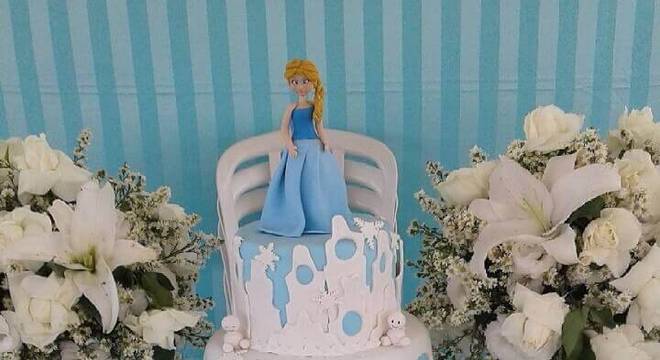bolo da frozen decorado com boneco da Elsa e do Olaf