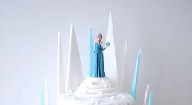 bolo da frozen decorado com bonecos dos personagens 