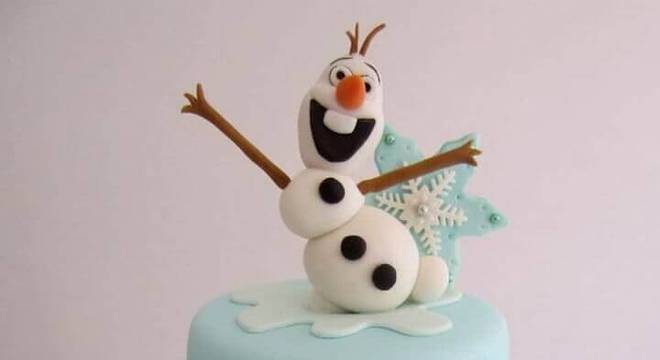bolo da frozen decorado com pasta americana com olaf no topo 