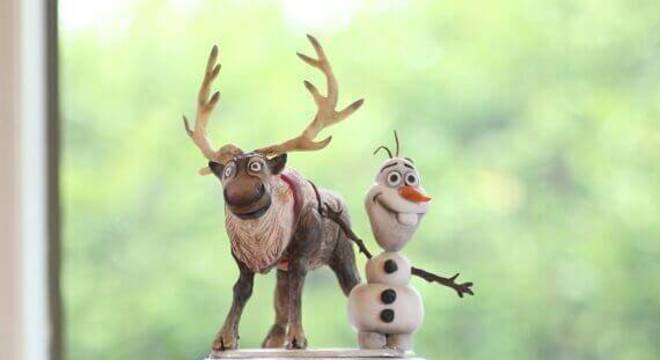 bolo da frozen dois andares com personagens no topo 
