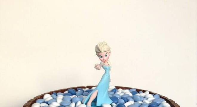 bolo da frozen simples com chocolate e boneca da Elsa 