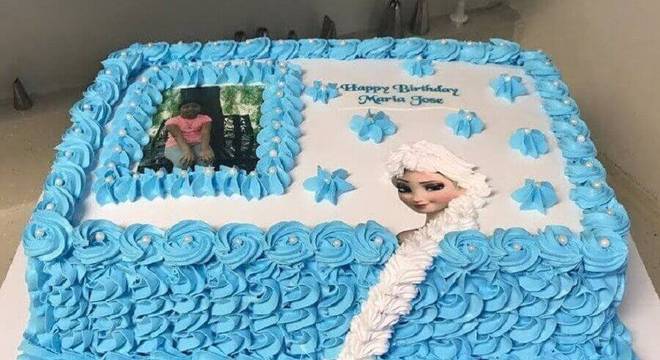 bolo da frozen simples decorado com chantilly 
