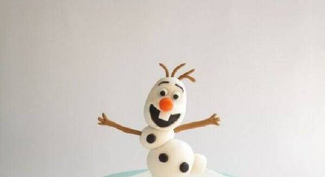 bolo da frozen simples decorado com pasta americana