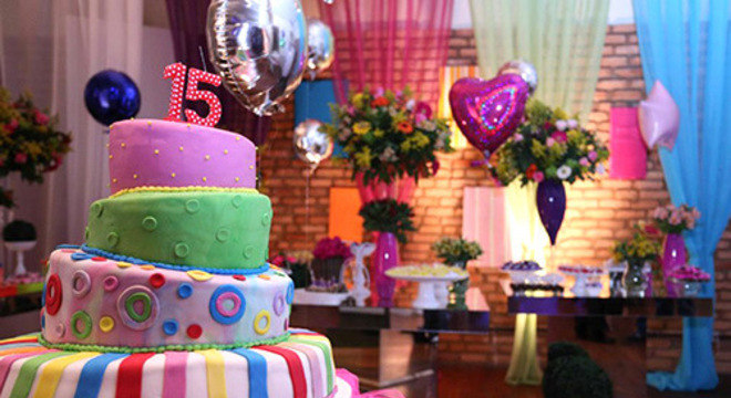 bolo de 15 anos alegre e colorido