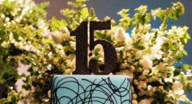 Bolo de 15 anos azul com preto