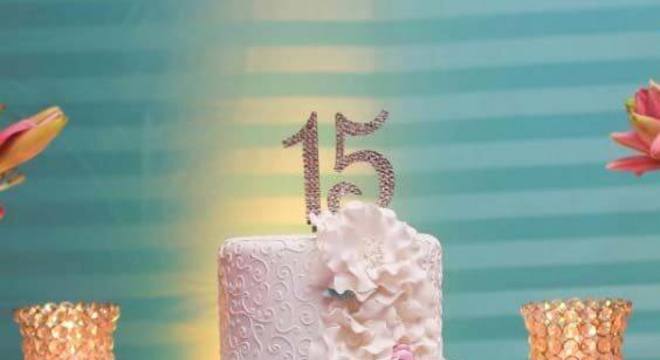 Bolo de 15 anos azul e branco