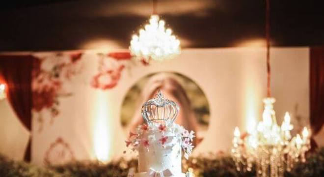 Bolo de 15 anos cenográfico