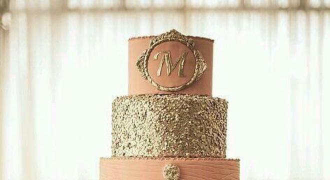 bolo de 15 anos com detalhes de pedrarias