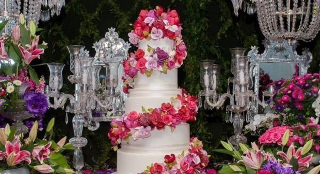 Bolo de 15 anos com flores