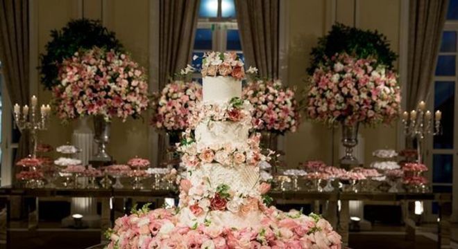 Bolo de 15 anos com flores cor de rosa