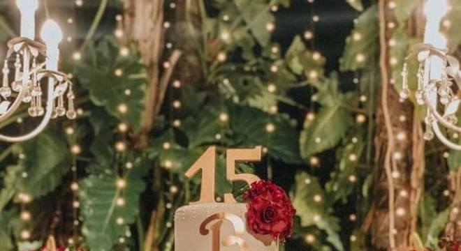 Bolo de 15 anos com rosas vermelhas