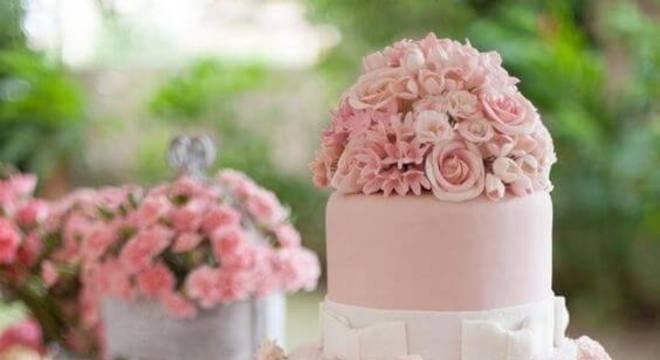 bolo de 15 anos cor de rosa