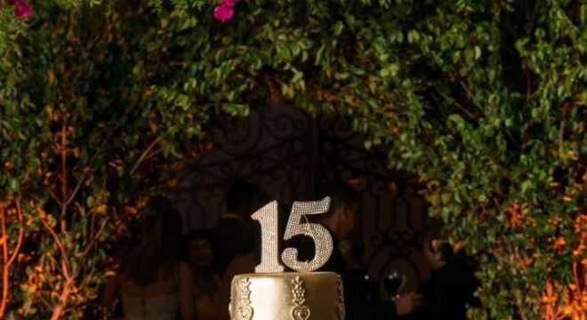 Bolo de 15 anos dourado
