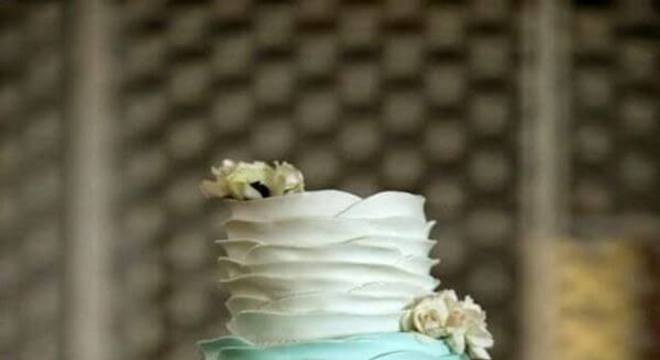 Bolo de 15 anos em degradê de azul