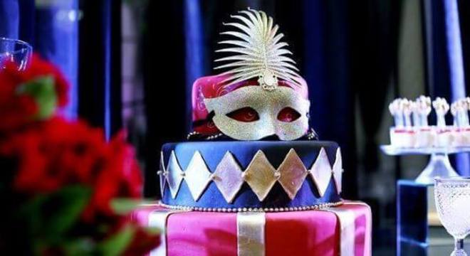 Bolo de 15 anos para festa à fantasia