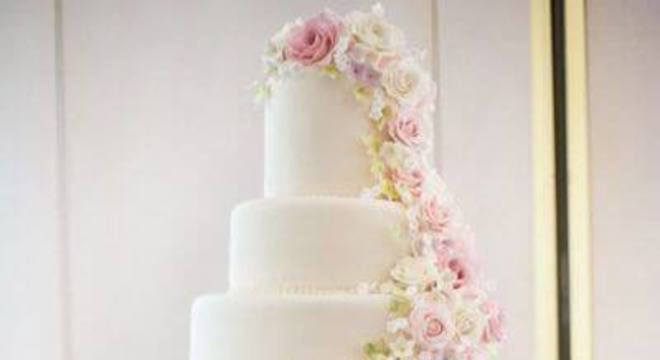 Bolo de 15 anos para festa romântica com flores