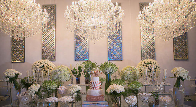 Bolo de 15 anos para mesa de festa luxuosa