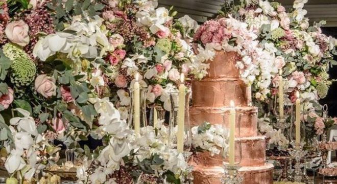 Bolo de 15 anos rosé gold