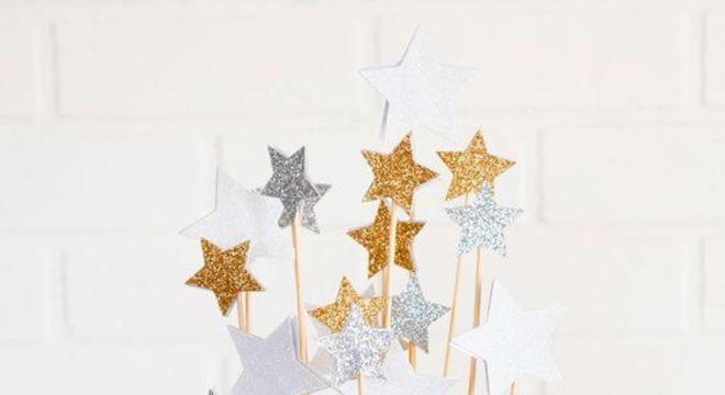 Bolo de 15 anos simples com estrelas decorando o topo