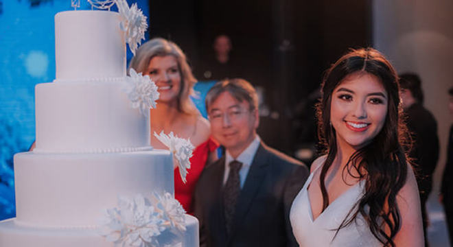 Bolo de 15 anos simples e clássico com flores brancas