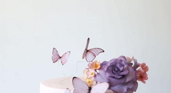 bolo de aniversário simples com as borboletas de papel