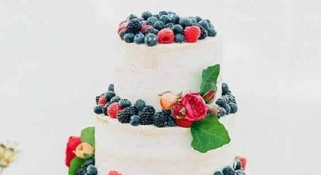 bolo de casamento 3 andares decorado com frutas vermelhas 