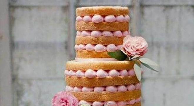 bolo de casamento 3 andares decorado com rosa