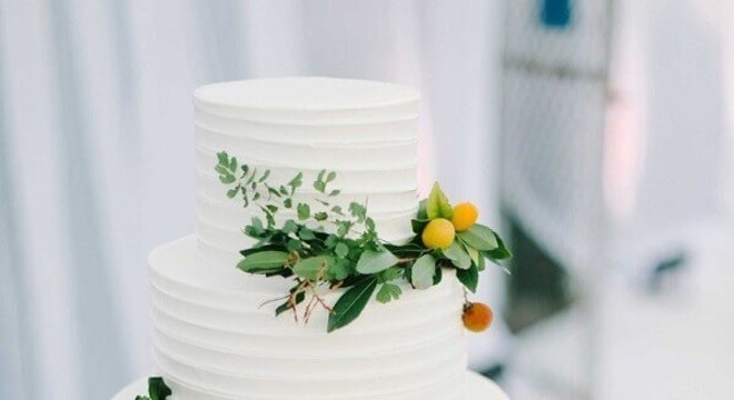 bolo de casamento 3 andares todo branco decorado com flores 