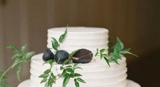 bolo de casamento 3 andares todo branco decorado com folhas