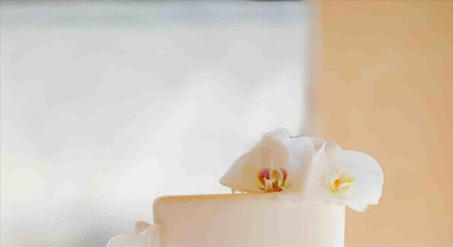 bolo de casamento branco 2 andares decorado com flores