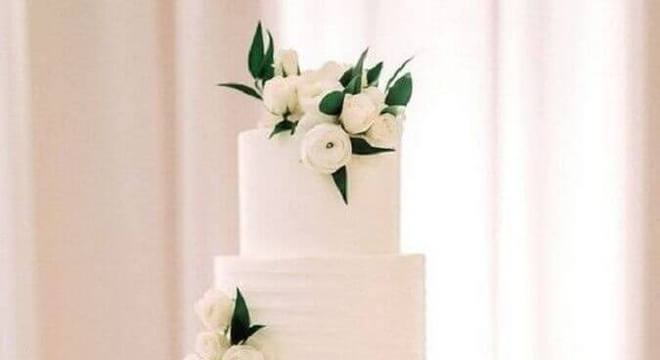 bolo de casamento branco 4 andares decorado com flores brancas 