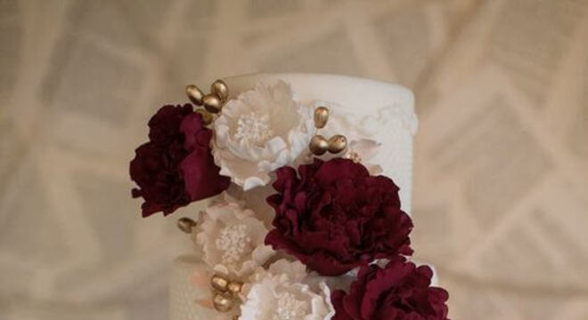 Bolo de casamento branco com flores na cor marsala