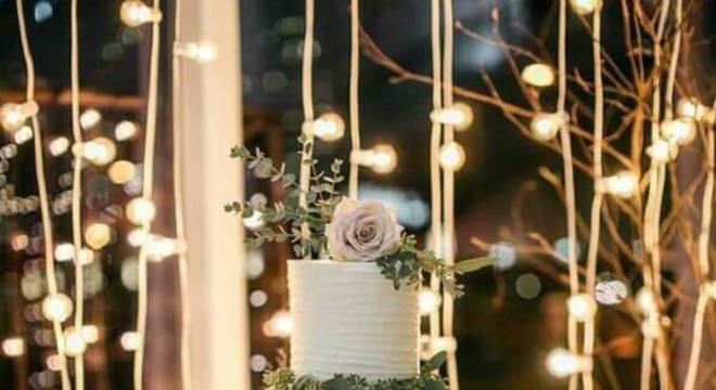 bolo de casamento branco decorado com folhagens