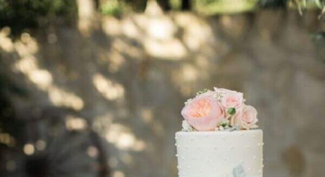 bolo de casamento branco tradicional decorado com rosas