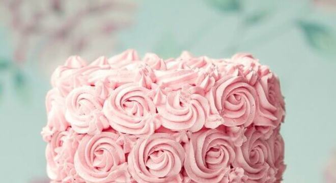 bolo de casamento com chantilly cor de rosa