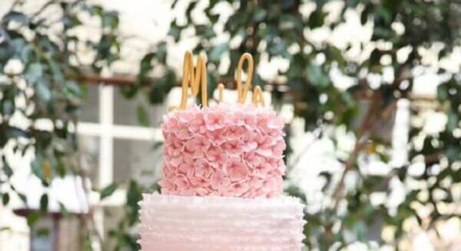 bolo de casamento com chantilly cor de rosa 3 andares 