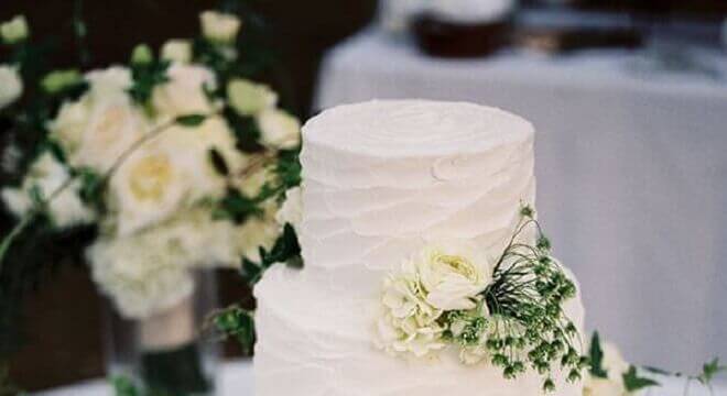 bolo de casamento com chantilly decorado com rosas brancas