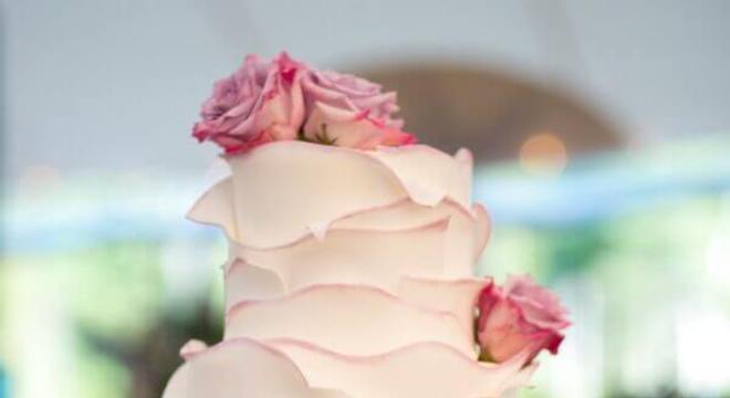 bolo de casamento com chantilly e rosas