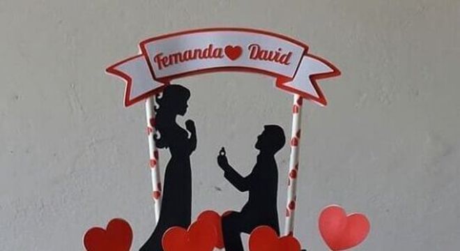 bolo de casamento com chantilly vermelho e branco