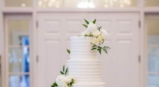 bolo de casamento com flores brancas 