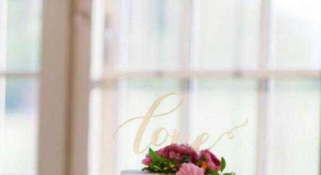 bolo de casamento com flores cor de rosa 