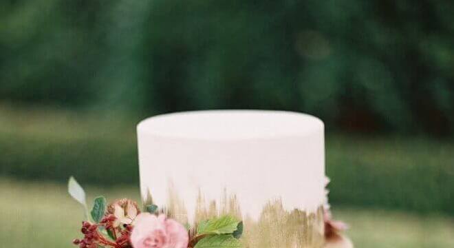 bolo de casamento com flores e acabamento moderno 