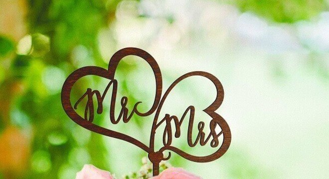 bolo de casamento com flores no topo 